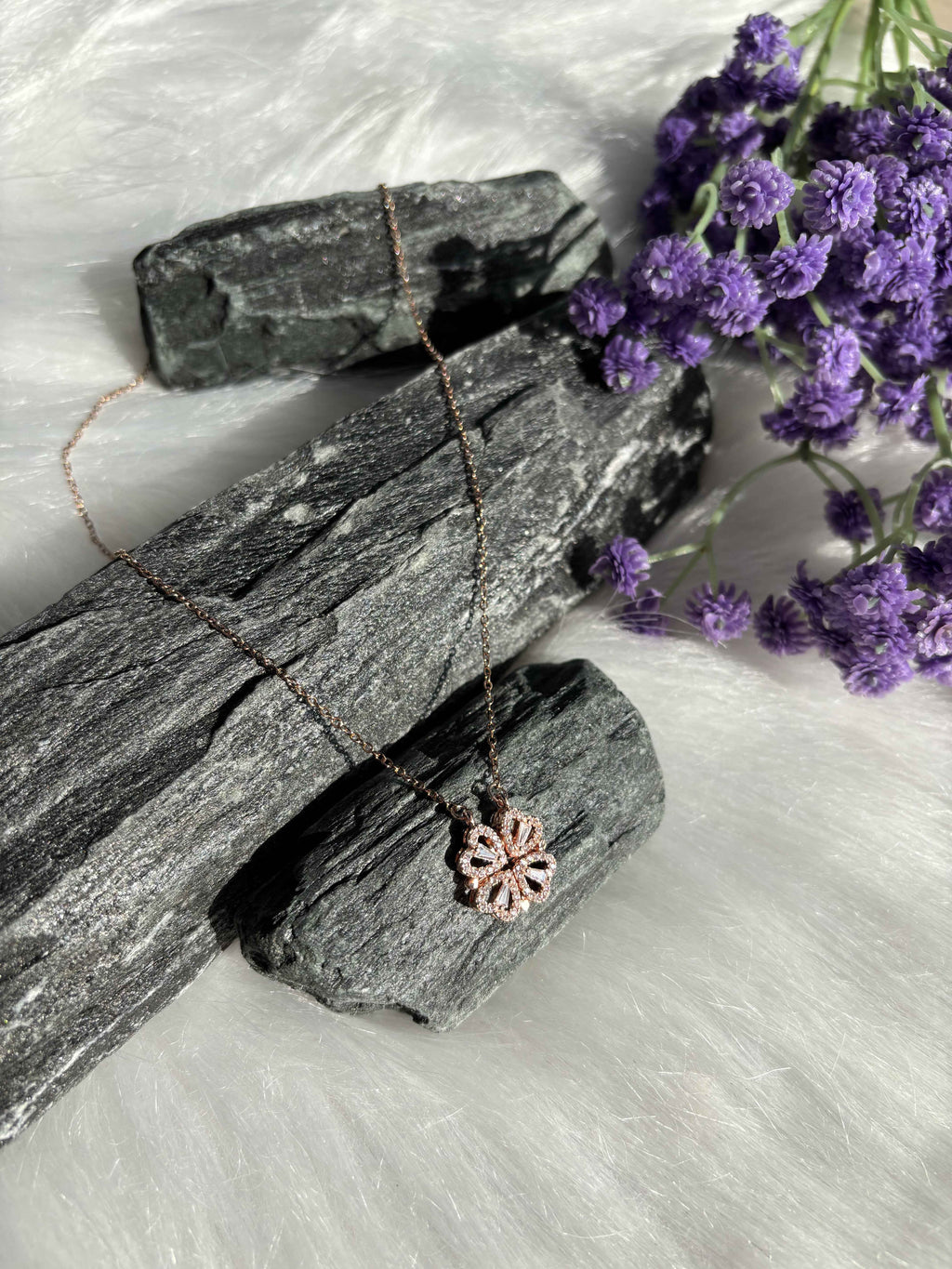 Clover Magnetic Chain